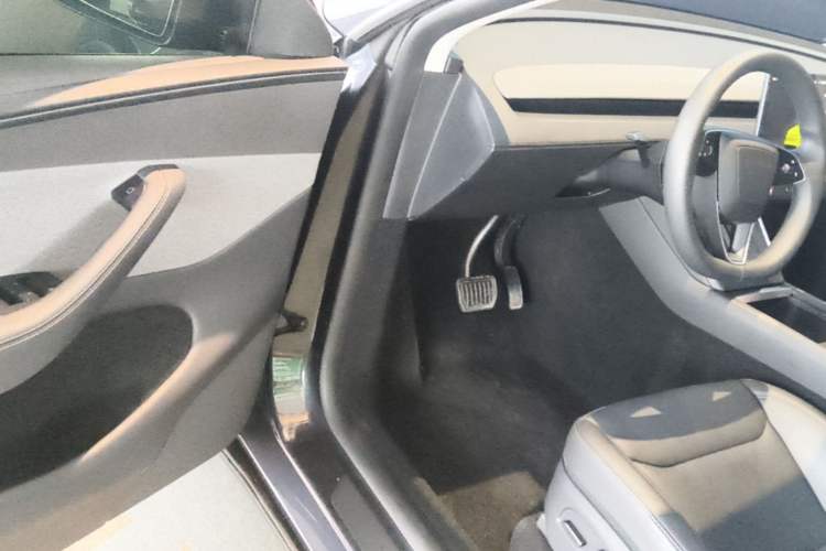Used Tesla Model Y 2025 Rear-Wheel-Drive Version Driver Seat