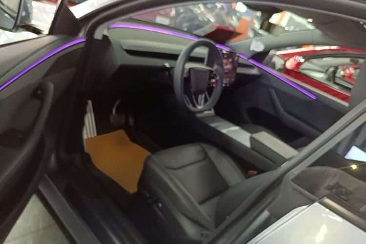 Used Tesla Model Y 2025 Long-Range All-Wheel-Drive Version Driver Seat