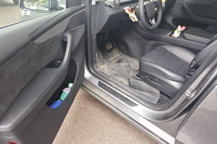 Used Tesla Model Y 2025 Long-Range All-Wheel Drive First Edition Driver Seat