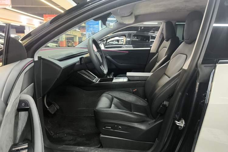 Used Tesla Model Y 2025 Long-Range All-Wheel Drive First Edition Driver Seat