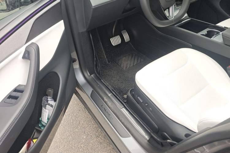 Used Tesla Model Y 2025 Long-Range All-Wheel Drive First Edition Driver Seat
