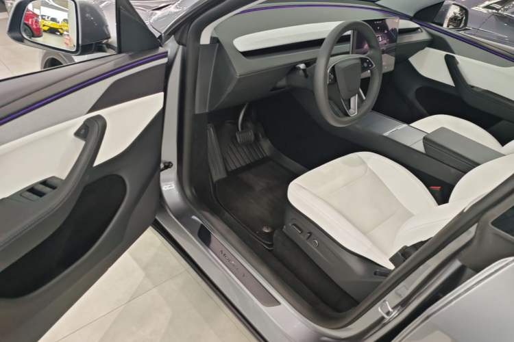 Used Tesla Model Y 2025 Long-Range All-Wheel-Drive Version Driver Seat