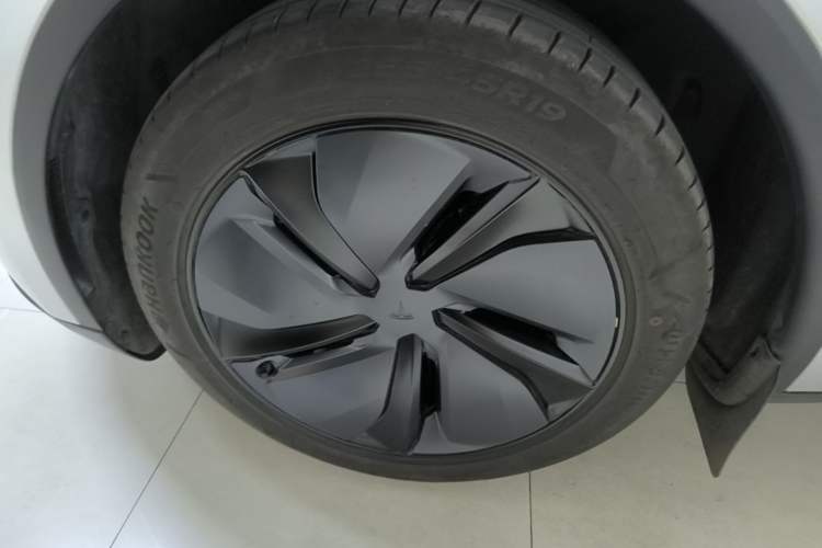 Used Tesla Model Y 2025 Long-Range All-Wheel Drive First Edition Exterior 1