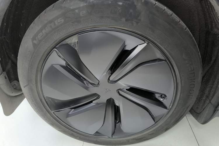 Used Tesla Model Y 2025 Long-Range All-Wheel Drive First Edition Exterior 2