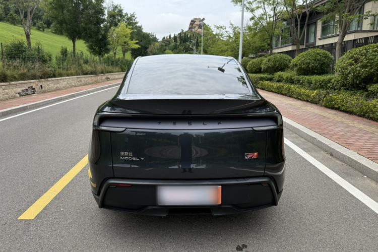 Used Tesla Model Y 2025 Rear-Wheel Drive First Edition Exterior 4