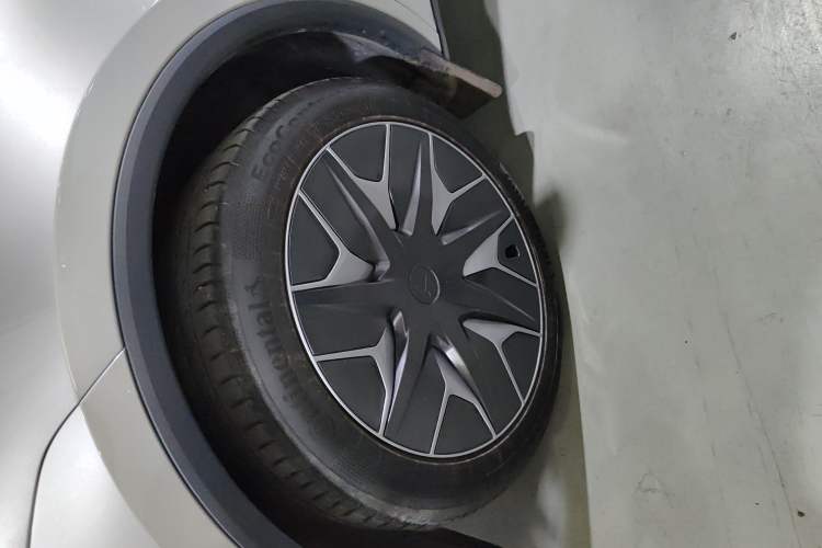 Used Tesla Model Y 2025 Long-Range All-Wheel-Drive Version Exterior 4