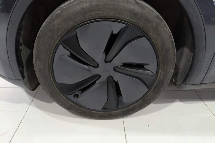 Used Tesla Model Y 2025 Rear-Wheel-Drive Version Exterior 4