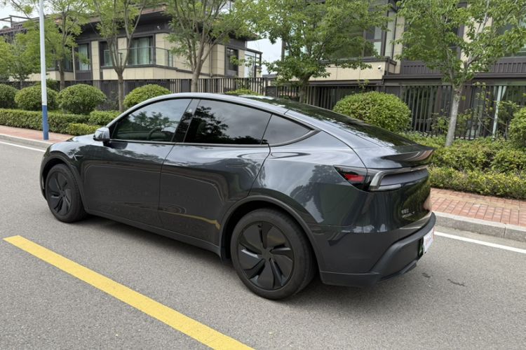 Used Tesla Model Y 2025 Rear-Wheel Drive First Edition Exterior 7