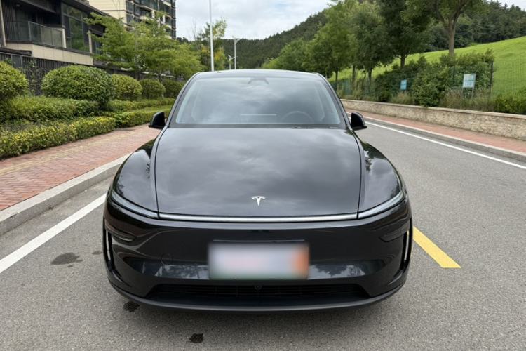 Used Tesla Model Y 2025 Rear-Wheel Drive First Edition Exterior 8