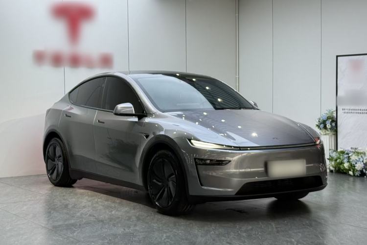 Used Tesla Model Y 2025 Long-Range All-Wheel-Drive Version Front Right 45 Deg