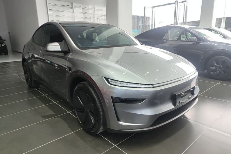 Used Tesla Model Y 2025 Rear-Wheel-Drive Version Front Right 45 Deg