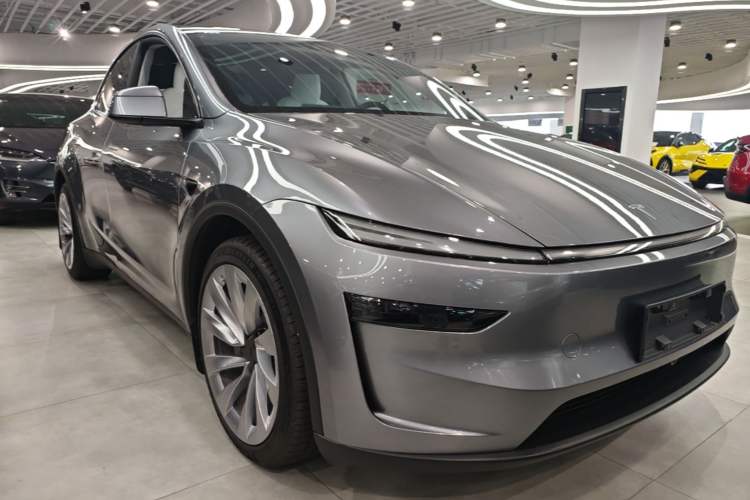 Used Tesla Model Y 2025 Long-Range All-Wheel-Drive Version Front Right 45 Deg