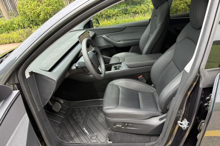 Used Tesla Model Y 2025 Rear-Wheel Drive First Edition Interior 1