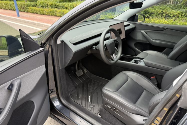 Used Tesla Model Y 2025 Rear-Wheel Drive First Edition Interior 3
