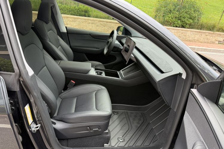 Used Tesla Model Y 2025 Rear-Wheel Drive First Edition Interior 4