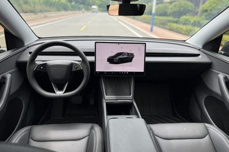 Used Tesla Model Y 2025 Rear-Wheel Drive First Edition Interior 5