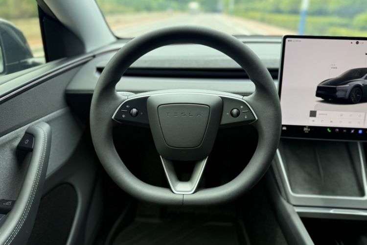 Used Tesla Model Y 2025 Rear-Wheel Drive First Edition Interior 6