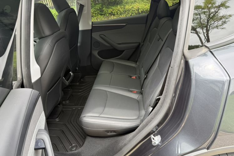 Used Tesla Model Y 2025 Rear-Wheel Drive First Edition Interior 8