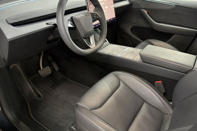 Used Tesla Model Y 2025 Long-Range All-Wheel Drive First Edition Left Front Seat