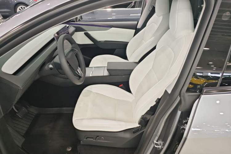 Used Tesla Model Y 2025 Long-Range All-Wheel-Drive Version Left Front Seat