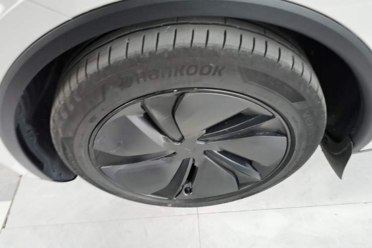 Used Tesla Model Y 2025 Long-Range All-Wheel Drive First Edition Left Front Wheel Hub