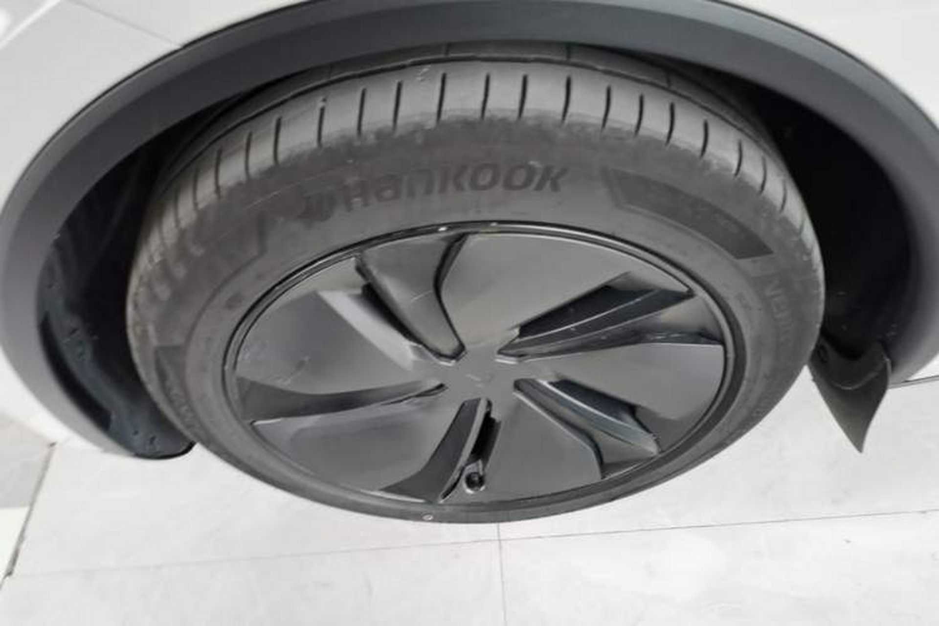 Used Tesla Model Y 2025 Long-Range All-Wheel Drive First Edition Left Front Wheel Hub