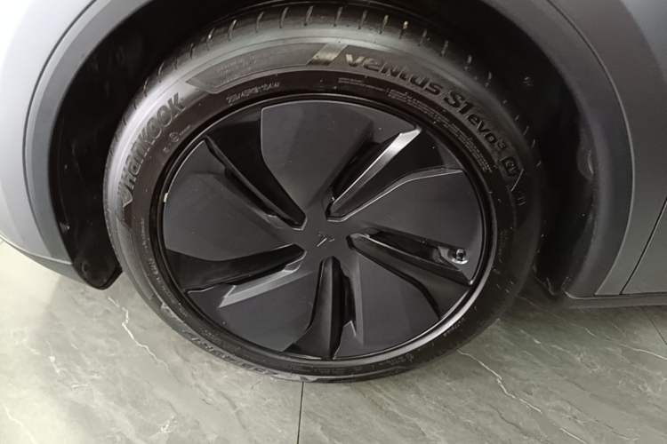 Used Tesla Model Y 2025 Long-Range All-Wheel-Drive Version Left Front Wheel Hub