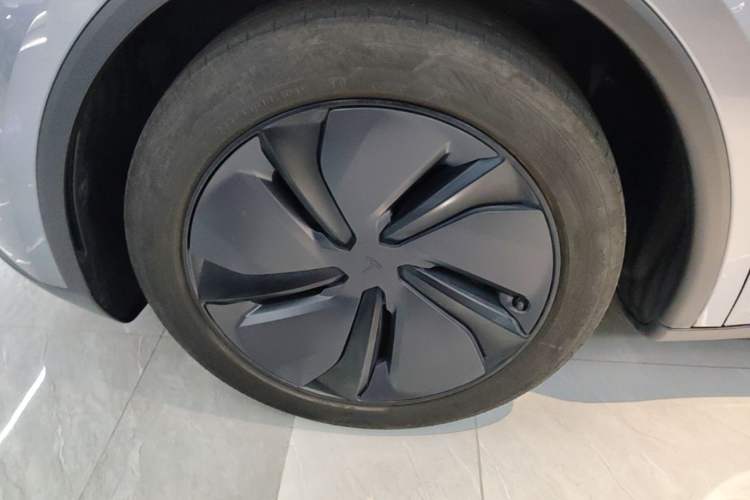 Used Tesla Model Y 2025 Rear-Wheel-Drive Version Left Front Wheel Hub