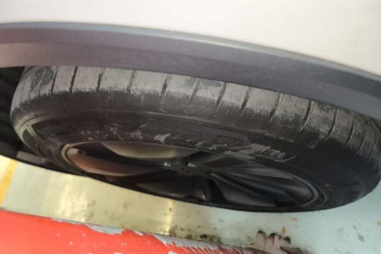 Used Tesla Model Y 2025 Long-Range All-Wheel Drive First Edition Left Front Wheel Hub