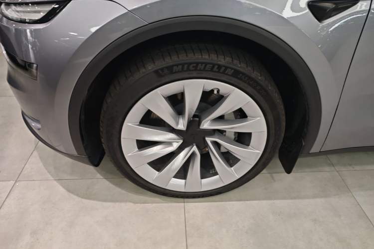 Used Tesla Model Y 2025 Long-Range All-Wheel-Drive Version Left Front Wheel Hub