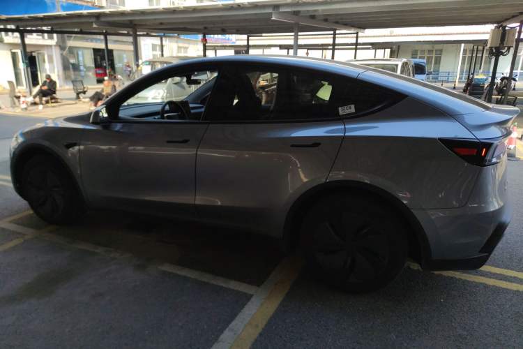 Used Tesla Model Y 2025 Rear-Wheel-Drive Version Left Side