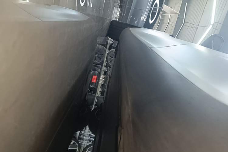 Used Tesla Model Y 2025 Rear-Wheel-Drive Version Left Side Sill