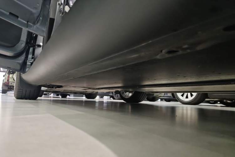 Used Tesla Model Y 2025 Long-Range All-Wheel-Drive Version Left Side Sill