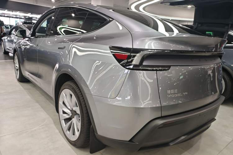 Used Tesla Model Y 2025 Long-Range All-Wheel-Drive Version Rear Left 45 Deg