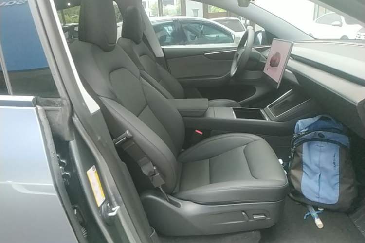 Used Tesla Model Y 2025 Rear-Wheel-Drive Version Right Front Seat