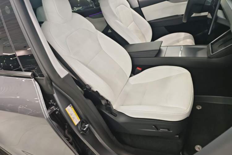 Used Tesla Model Y 2025 Long-Range All-Wheel-Drive Version Right Front Seat
