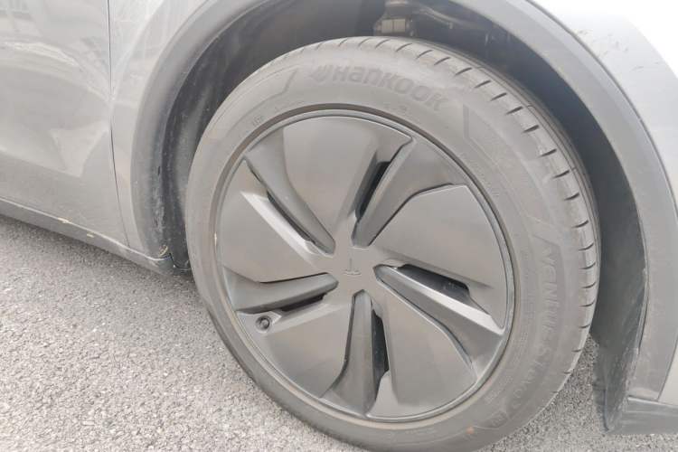 Used Tesla Model Y 2025 Updated Version Long-Range All-Wheel Drive Right Front Wheel Hub