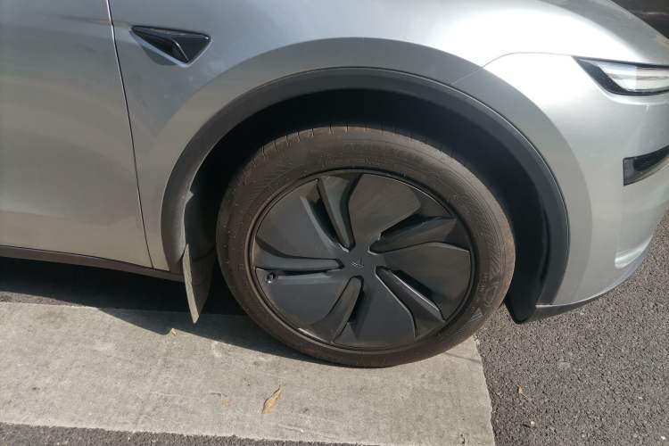 Used Tesla Model Y 2025 Rear-Wheel Drive First Edition Right Front Wheel Hub
