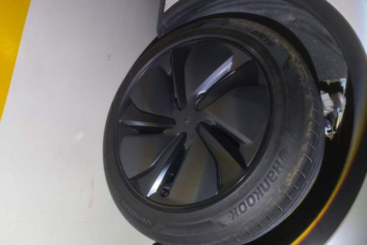 Used Tesla Model Y 2025 Long-Range All-Wheel Drive First Edition Right Front Wheel Hub