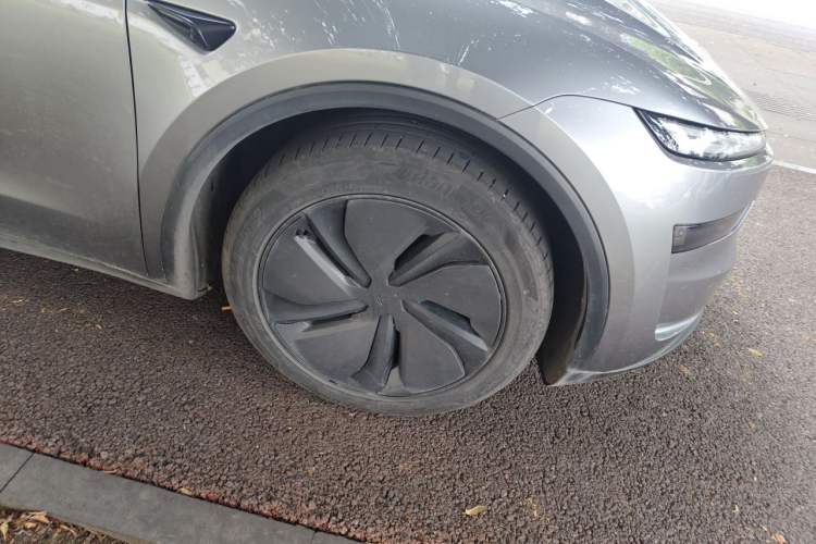 Used Tesla Model Y 2025 Long-Range All-Wheel Drive First Edition Right Front Wheel Hub