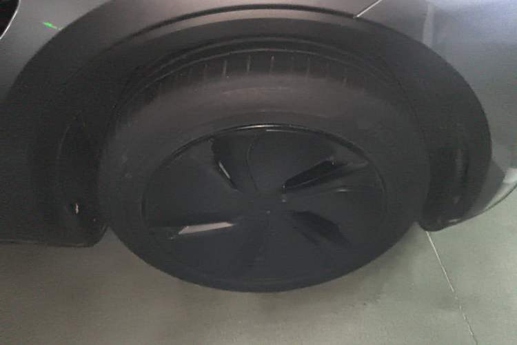 Used Tesla Model Y 2025 Updated Version Long-Range All-Wheel Drive Right Front Wheel Hub