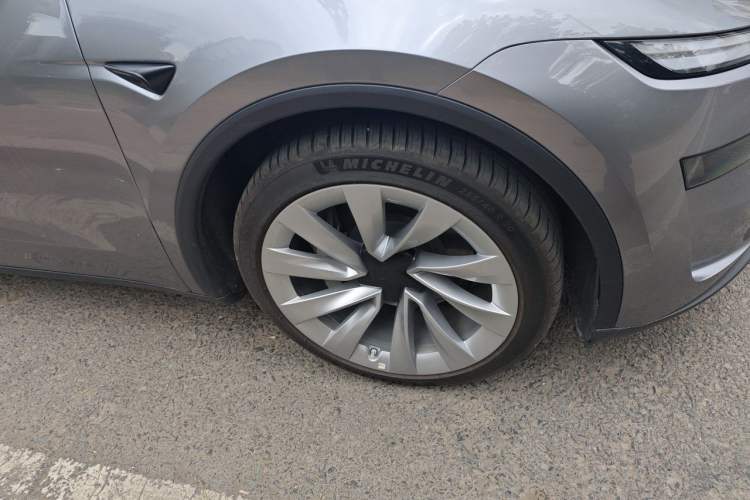 Used Tesla Model Y 2025 Long-Range All-Wheel Drive First Edition Right Front Wheel Hub