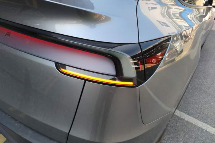Used Tesla Model Y 2025 Rear-Wheel-Drive Version Right Rear Taillight