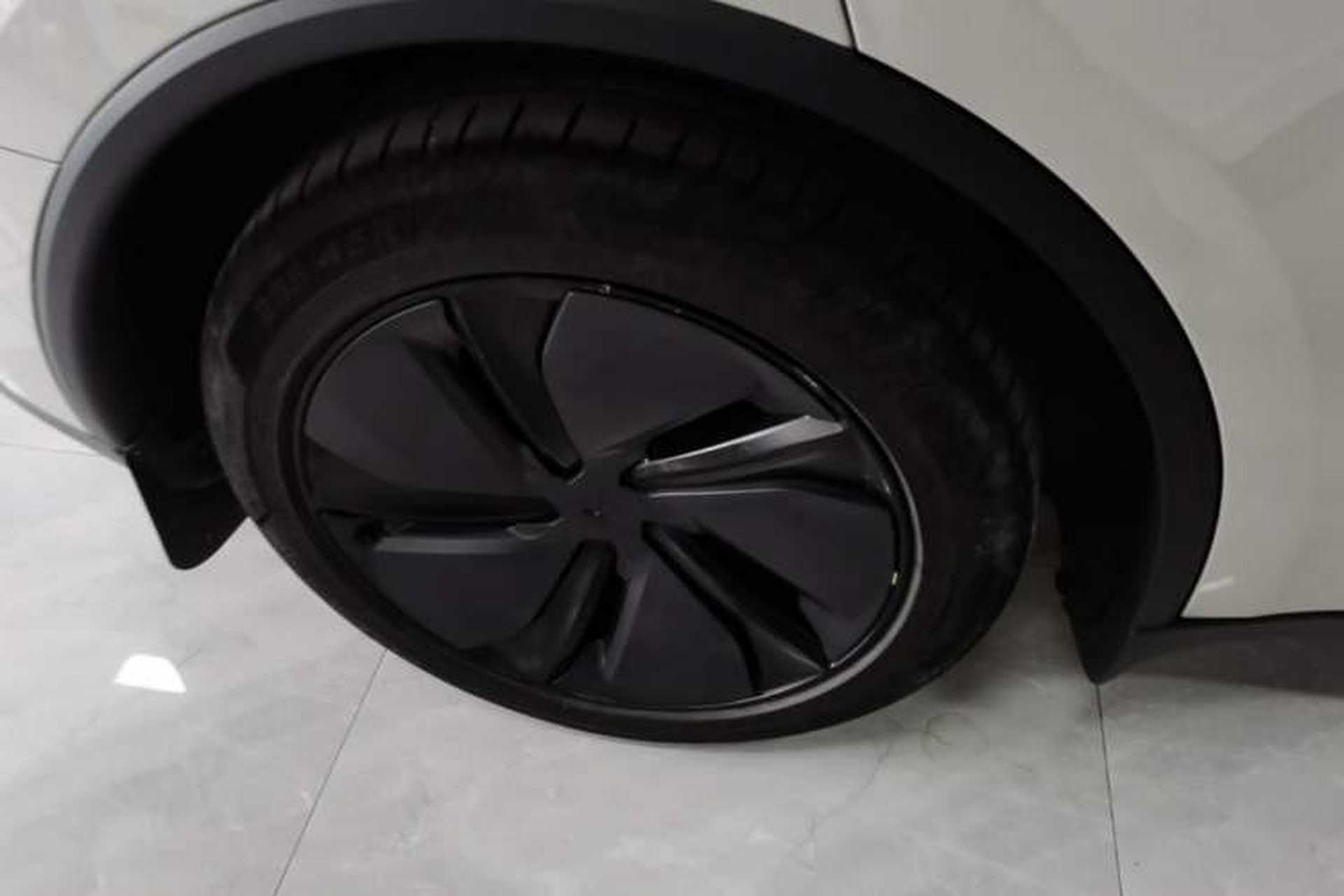 Used Tesla Model Y 2025 Long-Range All-Wheel Drive First Edition Right Rear Wheel Hub