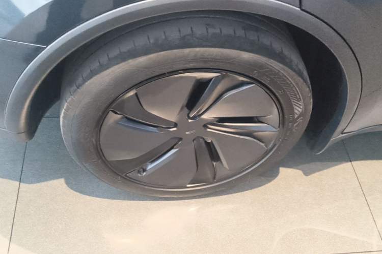 Used Tesla Model Y 2025 Rear-Wheel-Drive Version Right Rear Wheel Hub