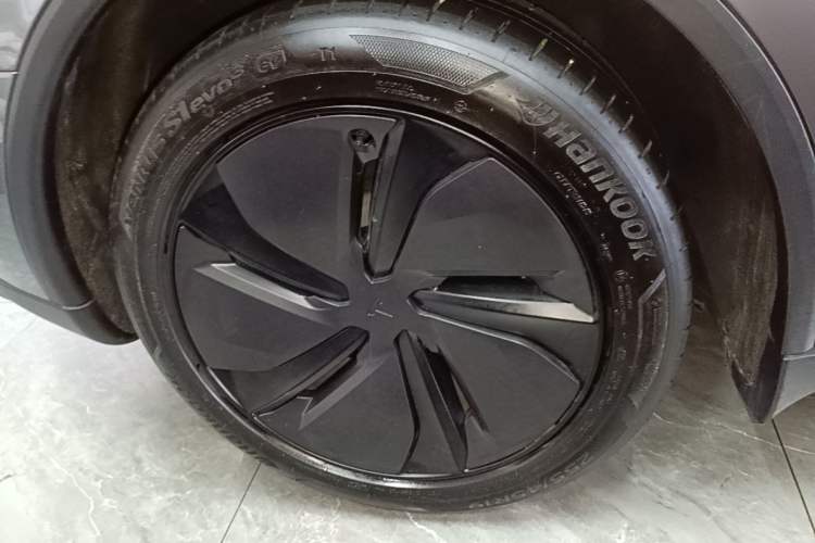 Used Tesla Model Y 2025 Long-Range All-Wheel-Drive Version Right Rear Wheel Hub