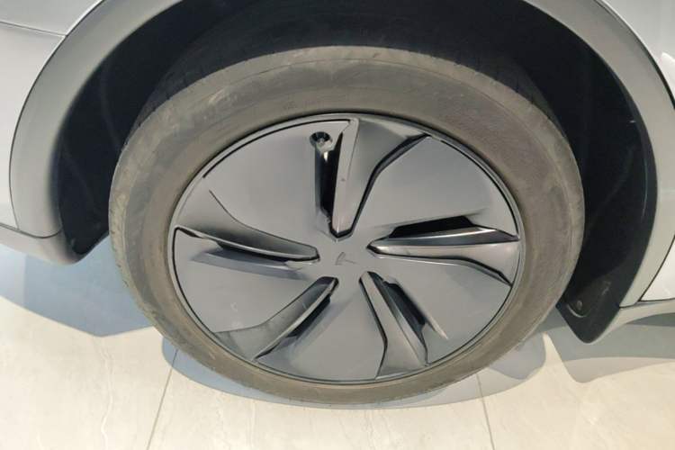Used Tesla Model Y 2025 Rear-Wheel-Drive Version Right Rear Wheel Hub
