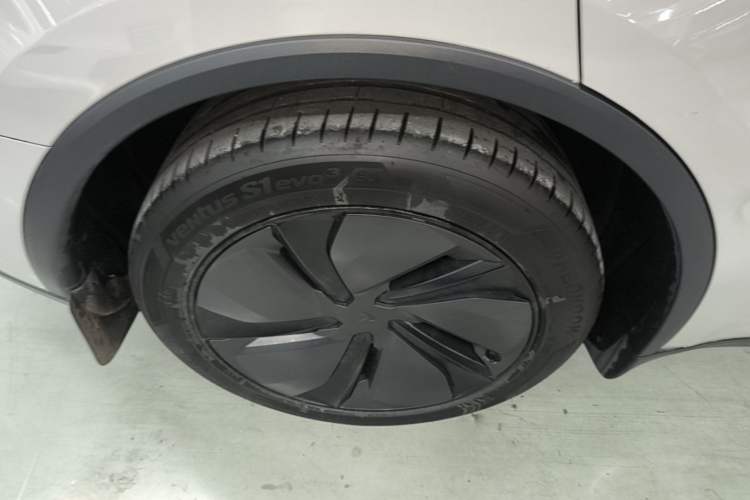 Used Tesla Model Y 2025 Long-Range All-Wheel Drive First Edition Right Rear Wheel Hub