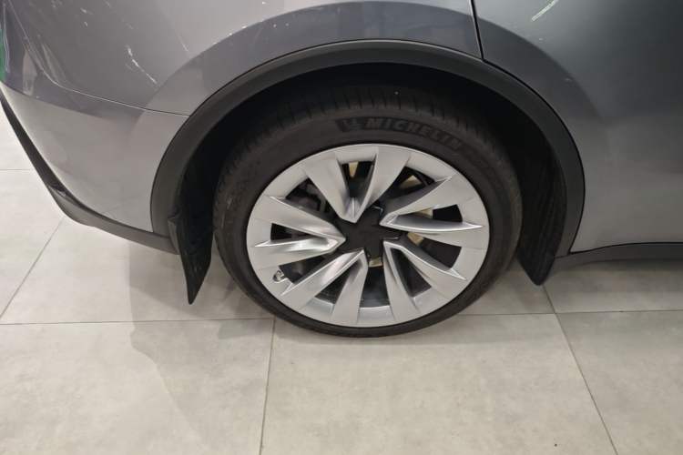 Used Tesla Model Y 2025 Long-Range All-Wheel-Drive Version Right Rear Wheel Hub