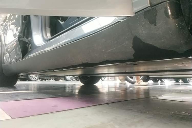 Used Tesla Model Y 2025 Rear-Wheel-Drive Version Right Side Sill